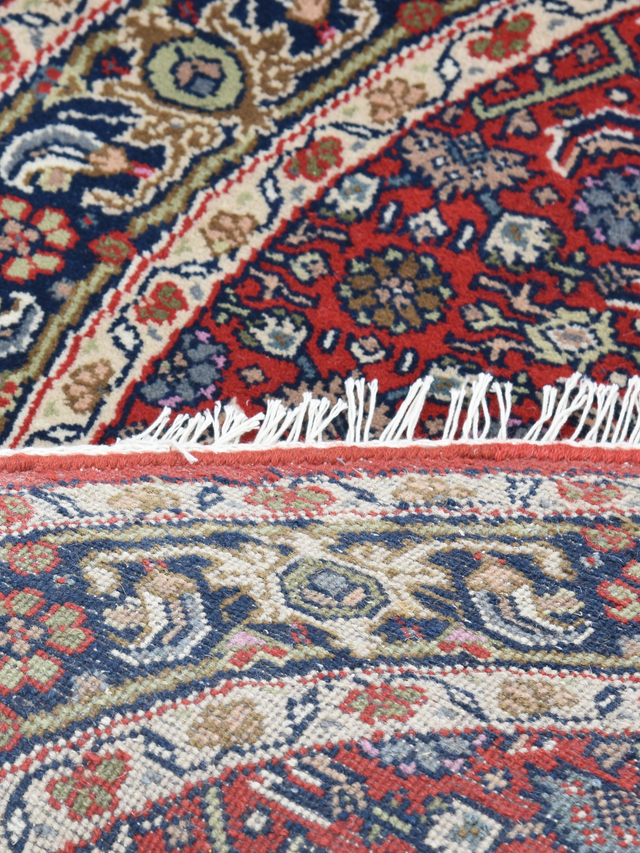 Vaari Round Hand-knotted Wool Rug