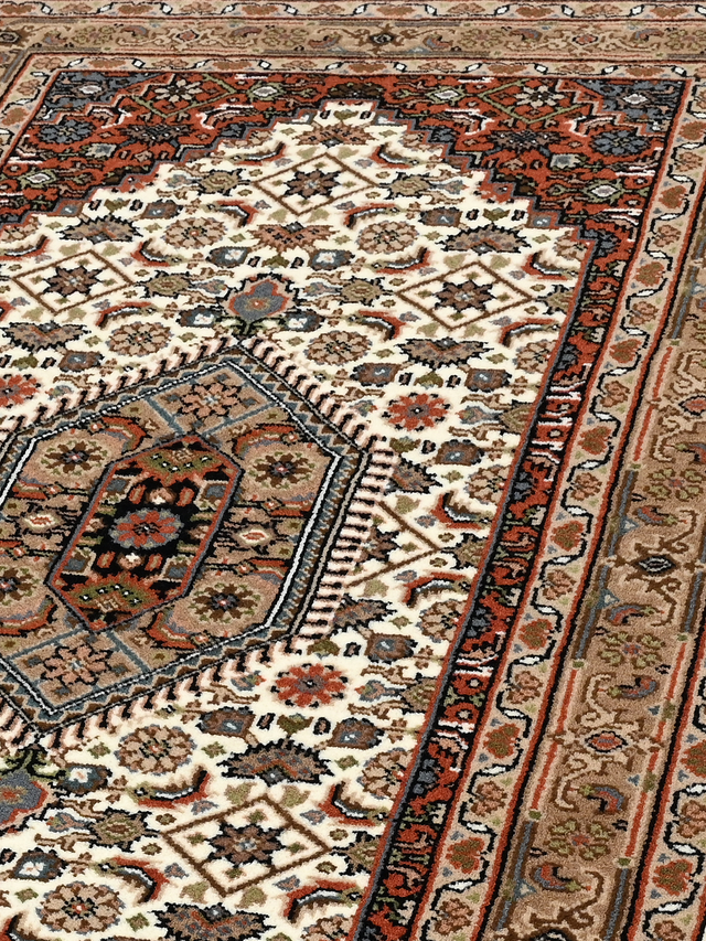 Avelino Hand-knotted Wool Rug