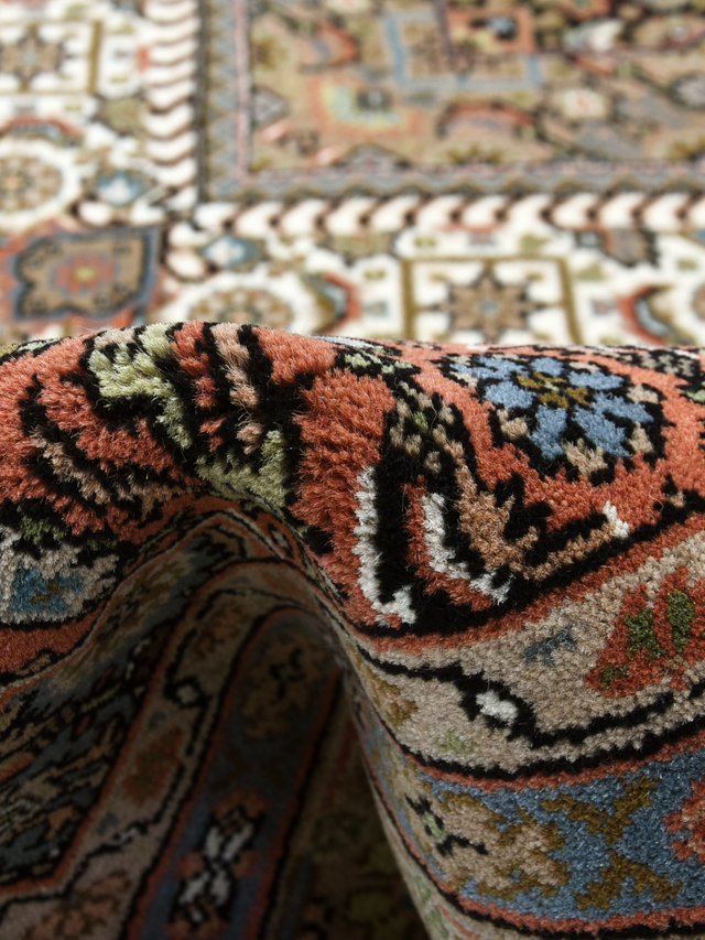 Avelino Hand-knotted Wool Rug