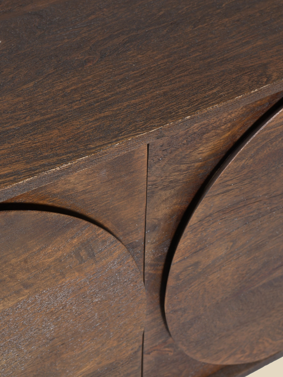 Dark Wood Finish, Rich Texture