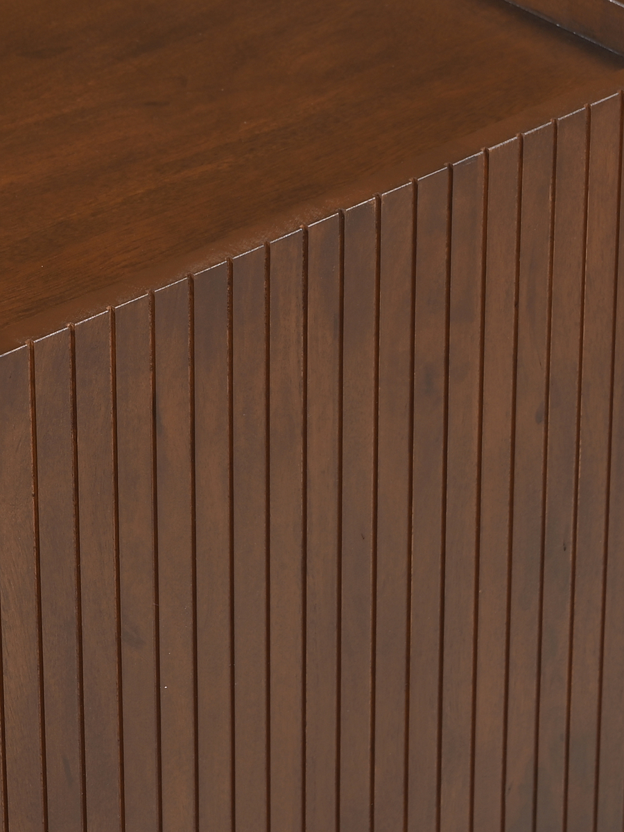 Brass Accents, Warm Metallic Edge
