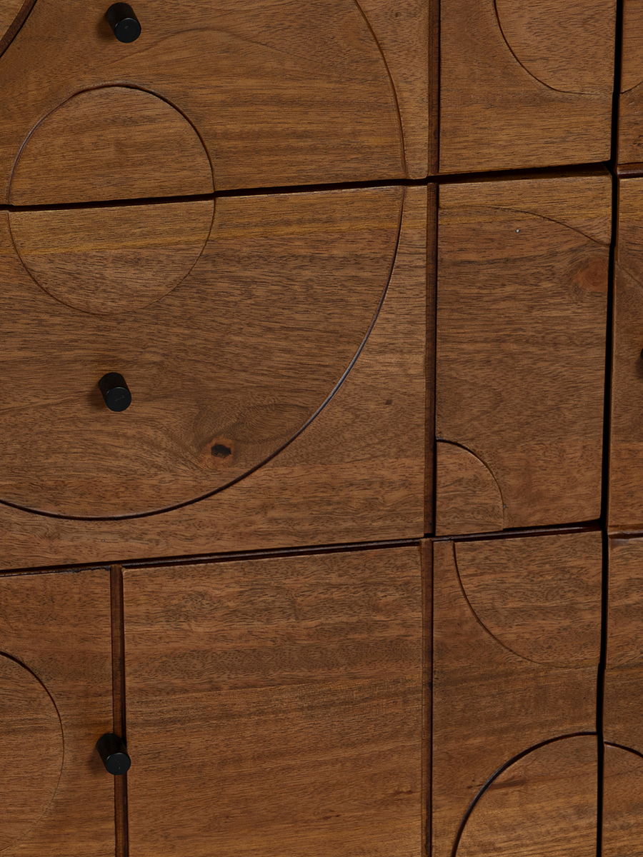 Mahogany Warmth, Black Metal Contrast