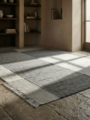 Neer Hand-woven Wool Geometric Rug - Grey