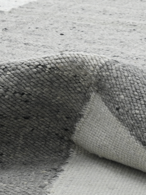Neer Hand-woven Wool Geometric Rug - Grey