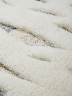 Kaelis Hand-knotted Wool Abstract Rug - Off-White