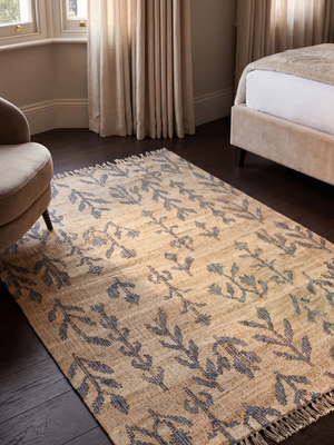 Olive Bliss Hand-woven Jute Floral Rug - Navy
